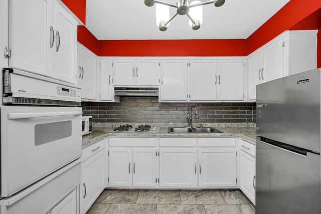 12 King Arthur Court 11, Northlake, IL 60164