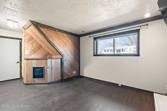 5607 Sprigwood Ln, Louisville, KY 40291