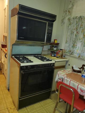 2234 E 70th Place 1, Chicago, IL 60649