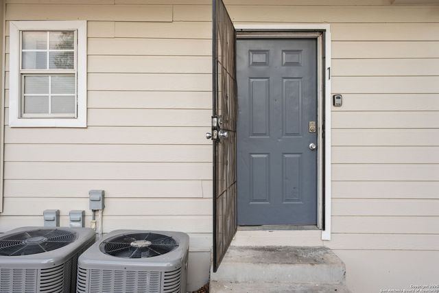 215 Blanco Rd, San Antonio, TX 78212