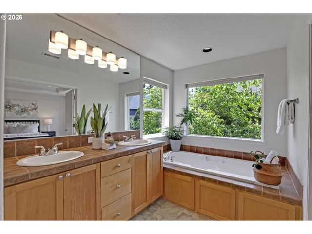 13556 Nw PAYNE Dr, Portland, OR 97229