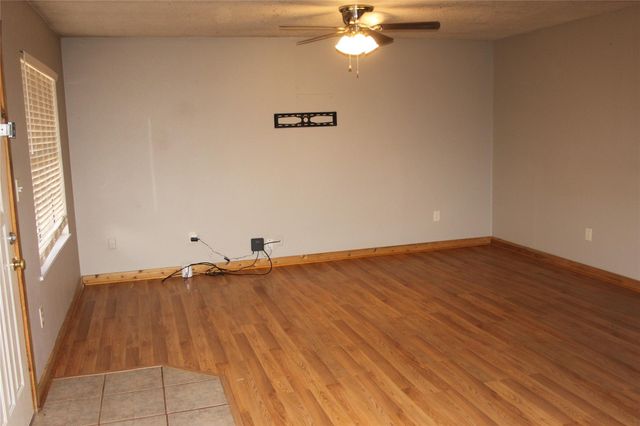 1504 Lakeview DR, Lockhart, TX 78644