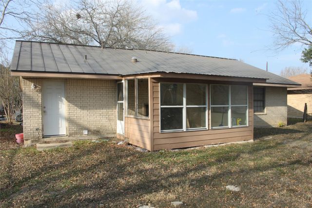 1504 Lakeview DR, Lockhart, TX 78644