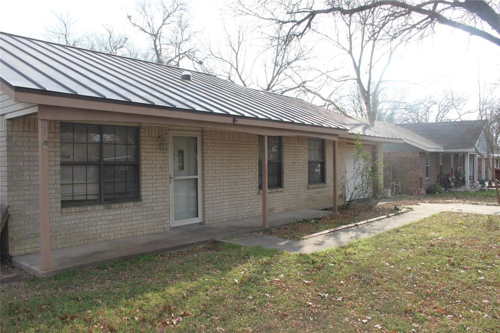 1504 Lakeview DR, Lockhart, TX 78644