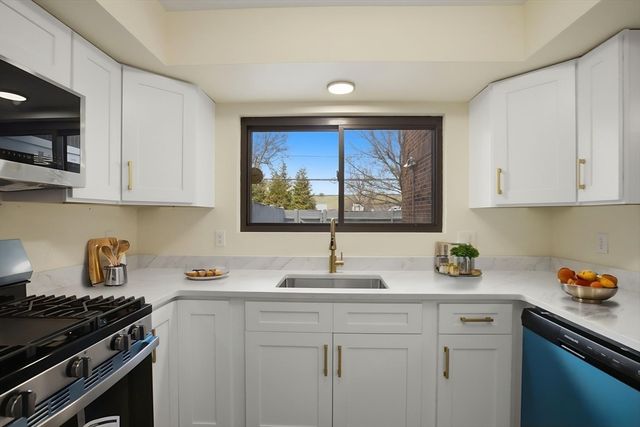 82 Bailey St 82, Stoughton, MA 02072