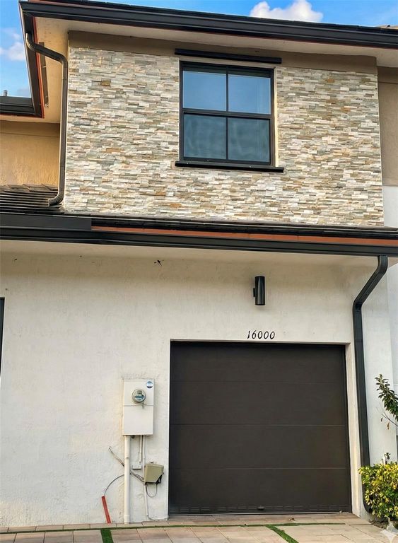 16000 NW 91st CT 16000, Miami Lakes, FL 33018