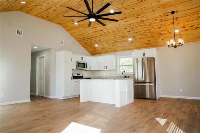 1121 S Lafayette Avenue, Chanute, KS 66720