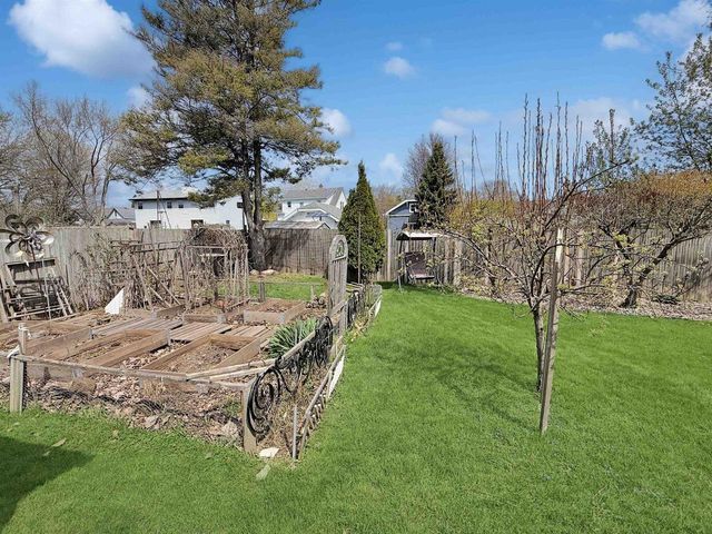 1350 CEAPE AVENUE, Oshkosh, WI 54901