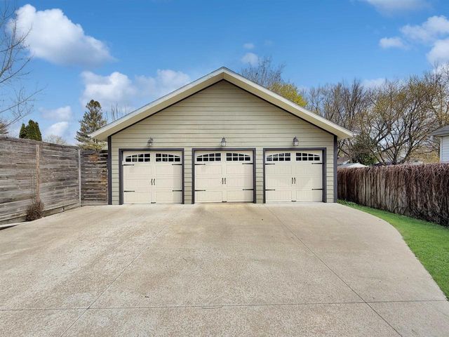 1350 CEAPE AVENUE, Oshkosh, WI 54901