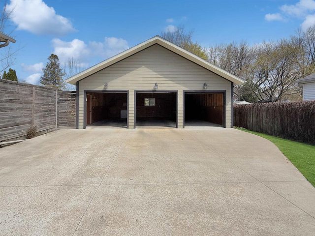 1350 CEAPE AVENUE, Oshkosh, WI 54901