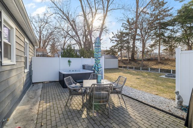 6008 Carpenter Avenue, Des Moines, IA 50311