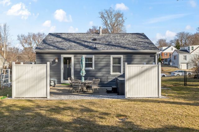 6008 Carpenter Avenue, Des Moines, IA 50311