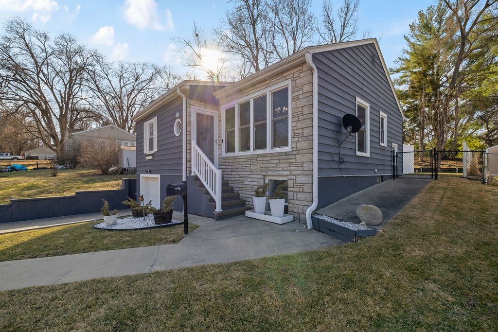 6008 Carpenter Avenue, Des Moines, IA 50311