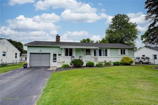 92 Harmony Dr, Greece, NY 14626