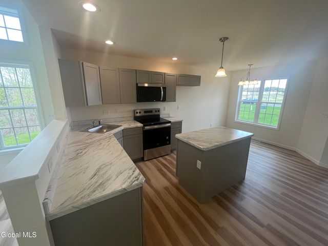 31 Paar Way, Halfmoon, NY 12118