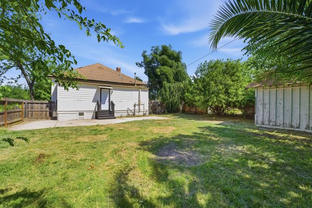 121 E Elm Street, Hanford, CA 93230