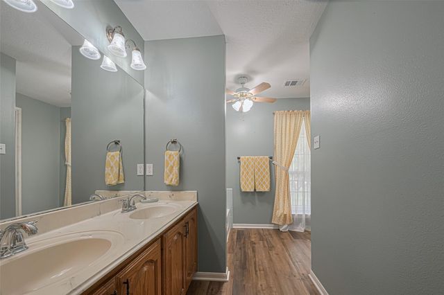 144 Pin Oak Lane, Hempstead, TX 77445