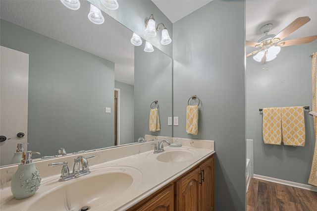 144 Pin Oak Lane, Hempstead, TX 77445