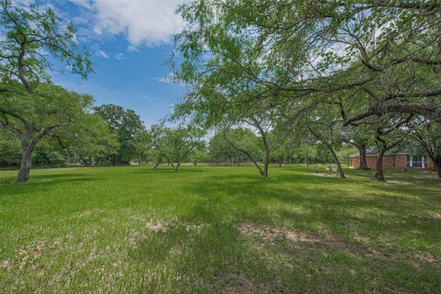 144 Pin Oak Lane, Hempstead, TX 77445