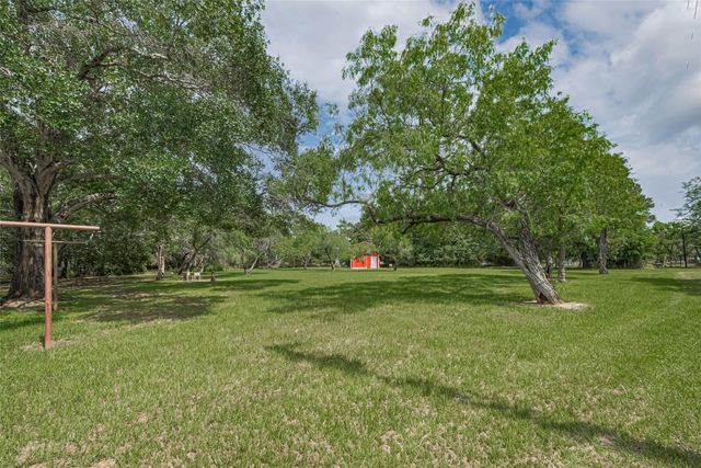 144 Pin Oak Lane, Hempstead, TX 77445