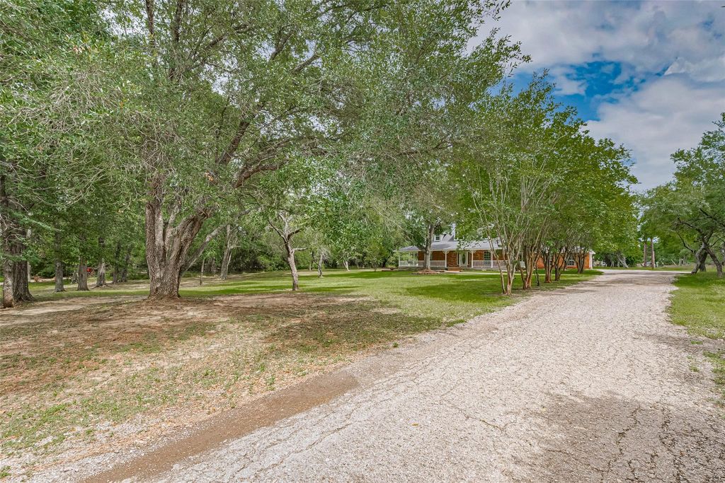 144 Pin Oak Lane, Hempstead, TX 77445