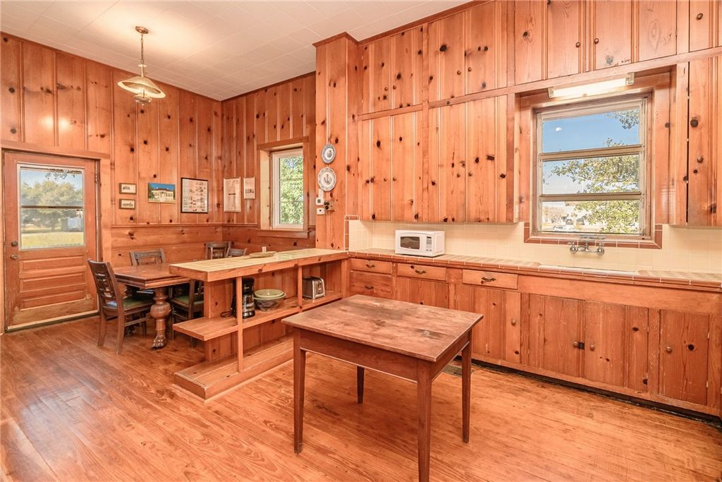 615 S Church St, Rockport, TX 78382 — photo 3