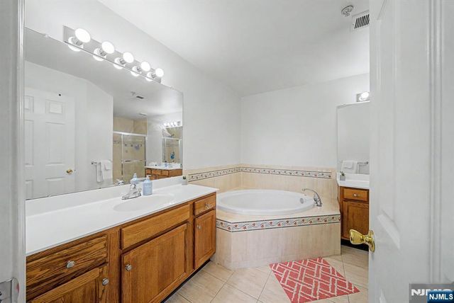 180 Blue Heron 180, Secaucus, NJ 07094