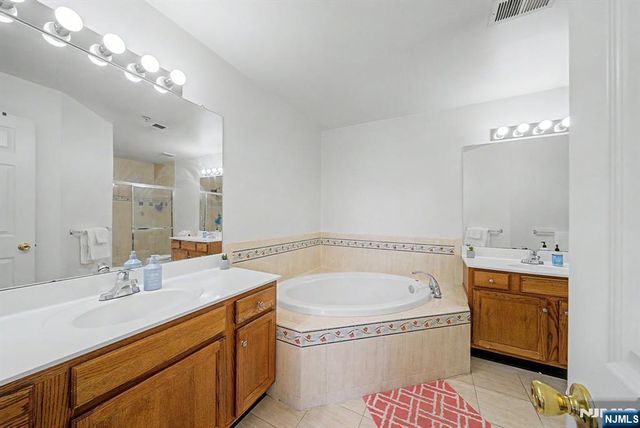 180 Blue Heron 180, Secaucus, NJ 07094