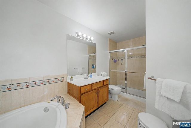 180 Blue Heron 180, Secaucus, NJ 07094