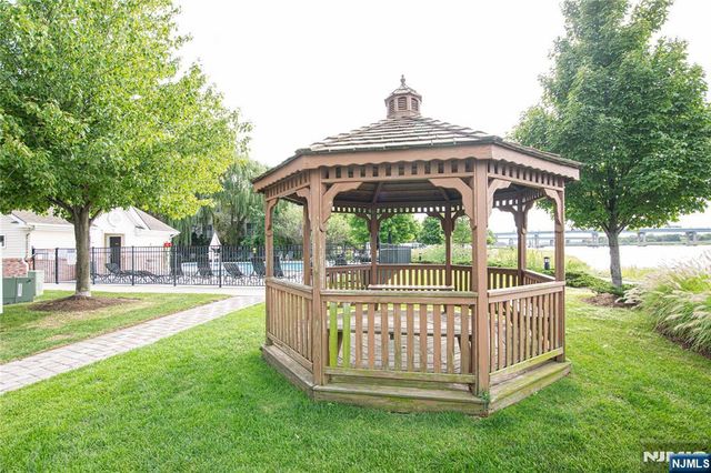 180 Blue Heron 180, Secaucus, NJ 07094
