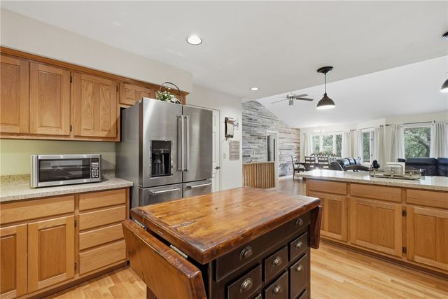 891 Lakeview Drive, Eureka Springs, AR 72631