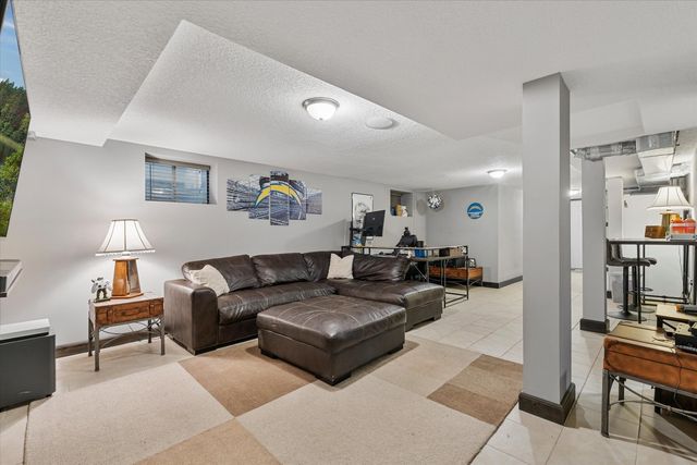 302 9TH Street, Silvis, IL 61282