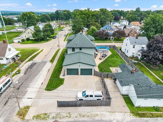 302 9TH Street, Silvis, IL 61282