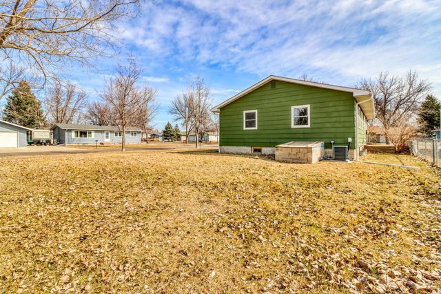 3102 8th Avenue N, Fargo, ND 58102