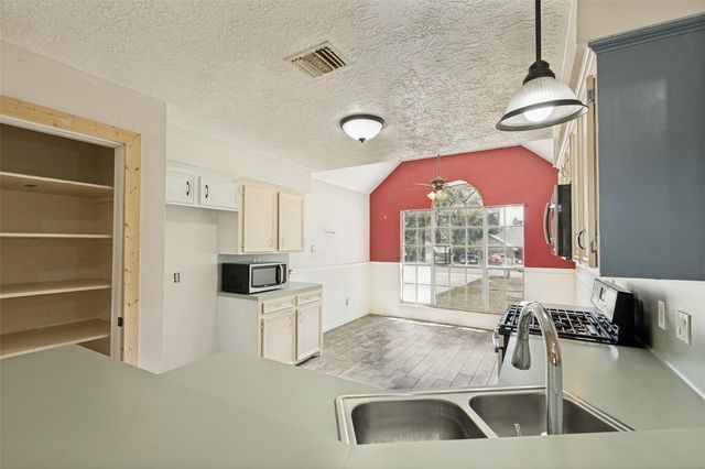 221 Tupelo Lane, Conroe, TX 77304