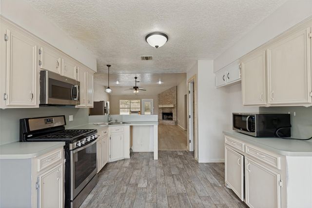 221 Tupelo Lane, Conroe, TX 77304
