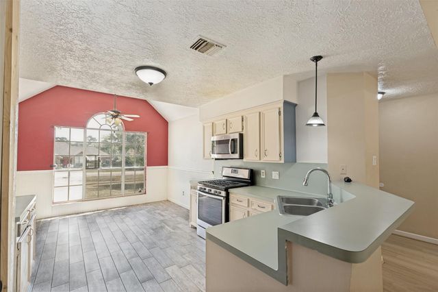 221 Tupelo Lane, Conroe, TX 77304