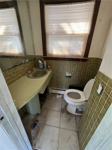 28 Hill Top Drive, Warwick, RI 02818