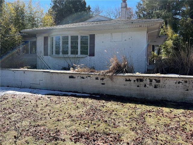 28 Hill Top Drive, Warwick, RI 02818