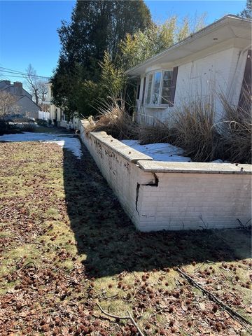 28 Hill Top Drive, Warwick, RI 02818