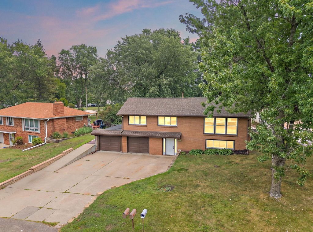 2624 Bittersweet Lane, Maplewood, MN 55109