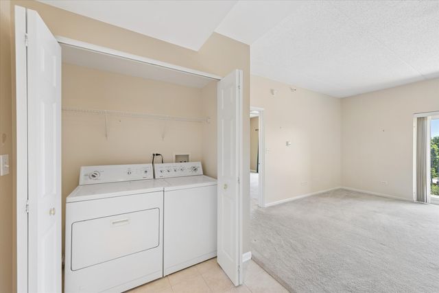 8822 BROOKFIELD Avenue 405, Brookfield, IL 60513