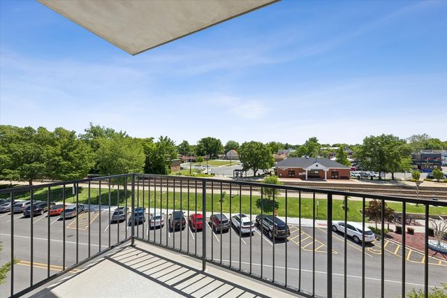 8822 BROOKFIELD Avenue 405, Brookfield, IL 60513