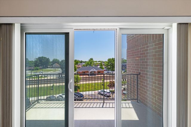 8822 BROOKFIELD Avenue 405, Brookfield, IL 60513
