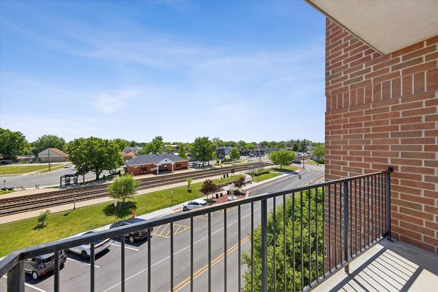 8822 BROOKFIELD Avenue 405, Brookfield, IL 60513