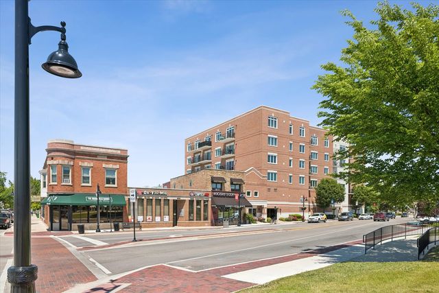 8822 BROOKFIELD Avenue 405, Brookfield, IL 60513