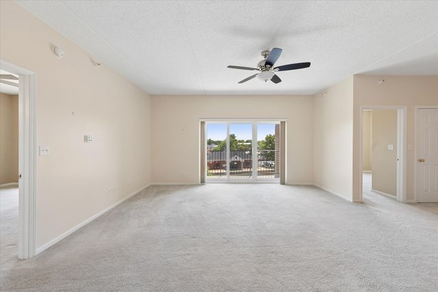 8822 BROOKFIELD Avenue 405, Brookfield, IL 60513