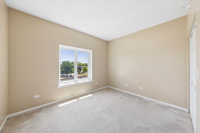 8822 BROOKFIELD Avenue 405, Brookfield, IL 60513