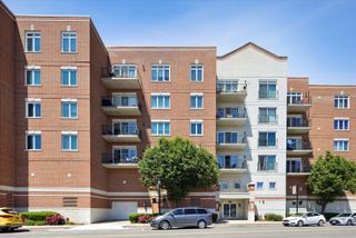 8822 BROOKFIELD Avenue 405, Brookfield, IL 60513