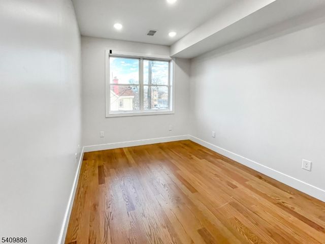 285 Lembeck Ave, Jersey City, NJ 07305